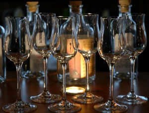 Lahve a sklenice vína