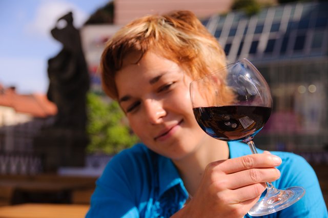 Žena se sklenicí vína