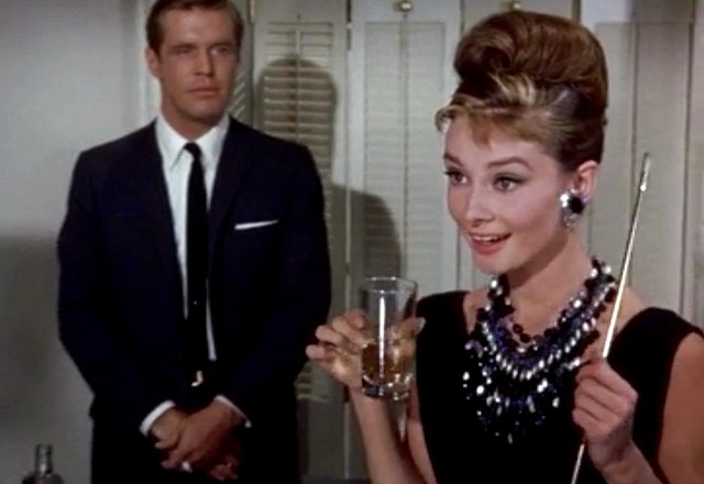 Audrey Hepburn se sklenkou