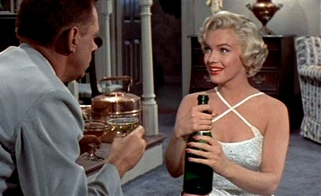 Marilyn Monroe s láhví sektu